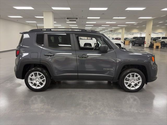 Used 2022 Jeep Renegade Latitude AWD/4WD image 8