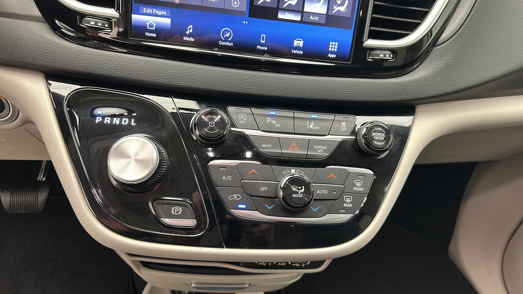 Used 2024 Chrysler Pacifica Touring-L FWD image 18