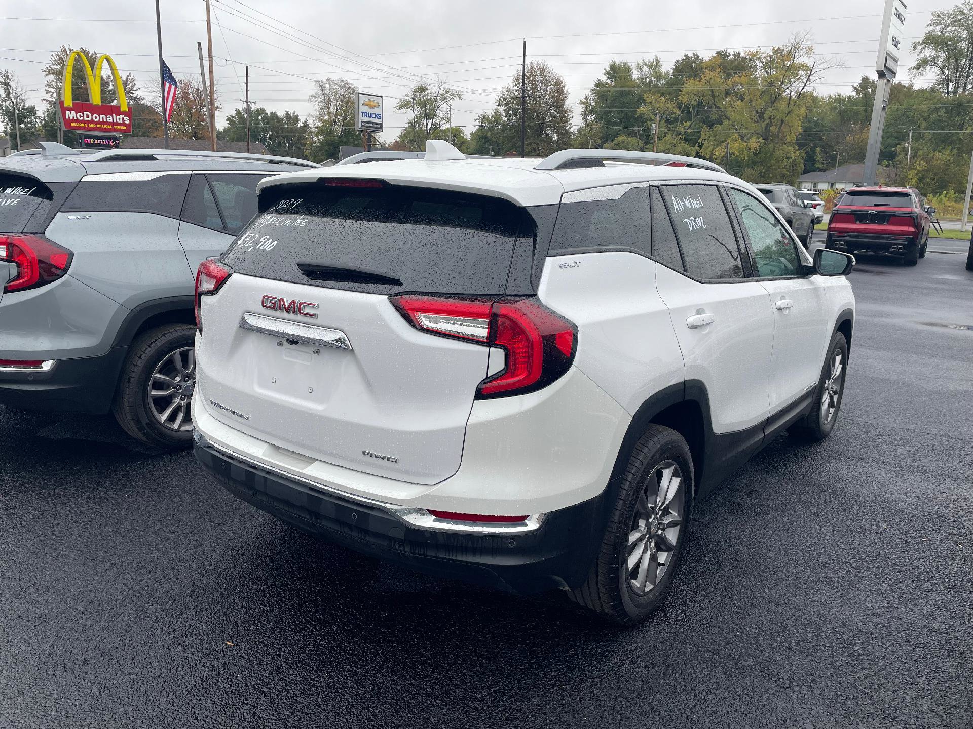 Used 2024 GMC Terrain SLT w/ Infotainment Package II image 3