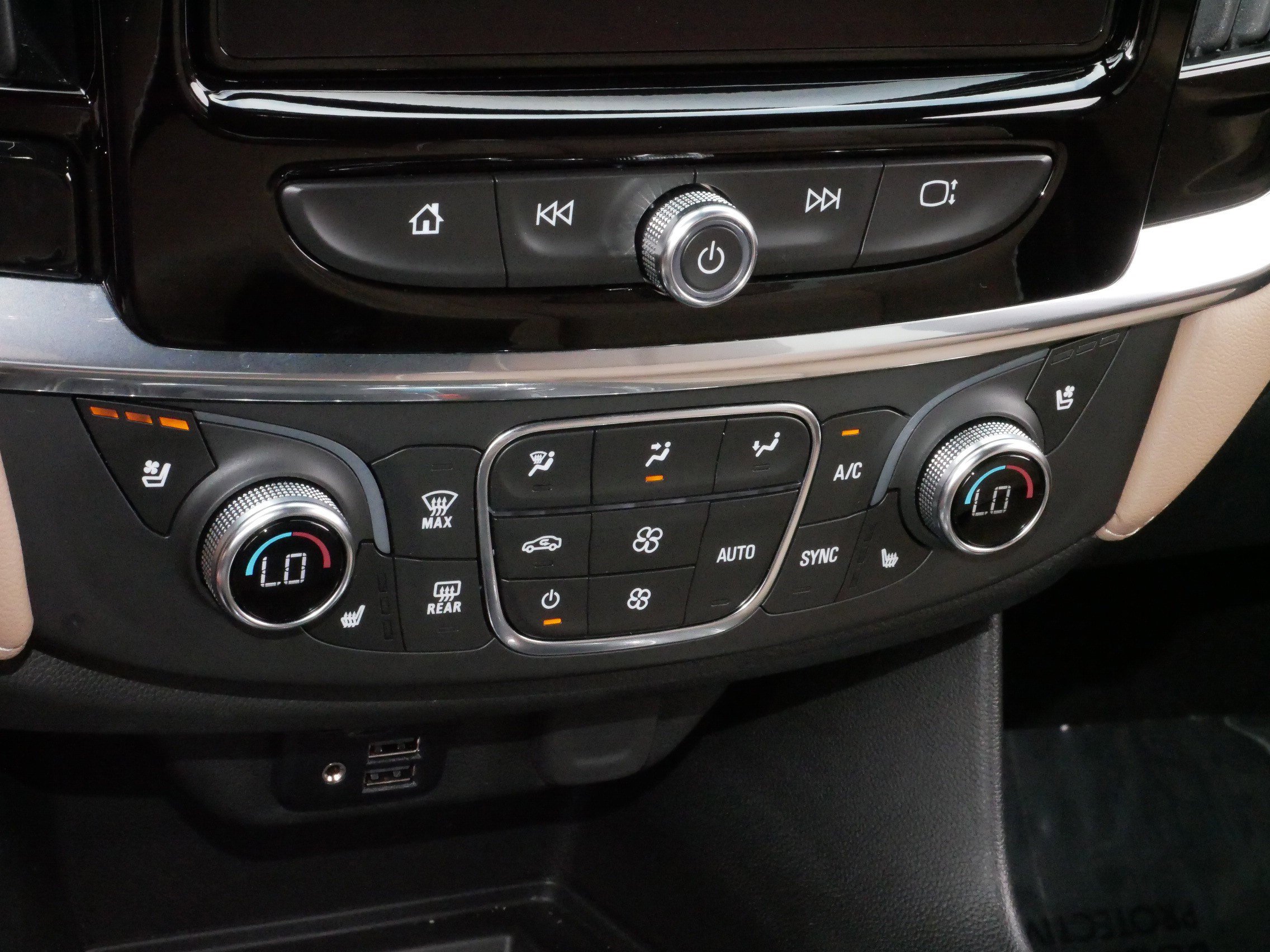 Used 2023 Chevrolet Traverse Premier image 23