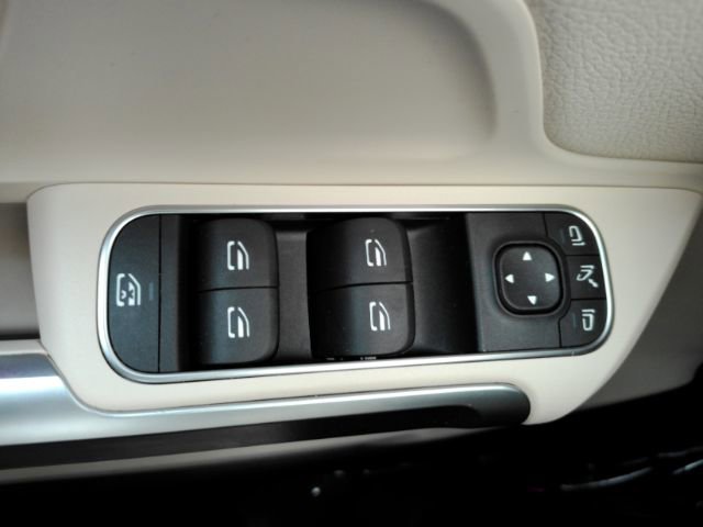 Used 2022 Mercedes-Benz EQB 300 4MATIC image 36