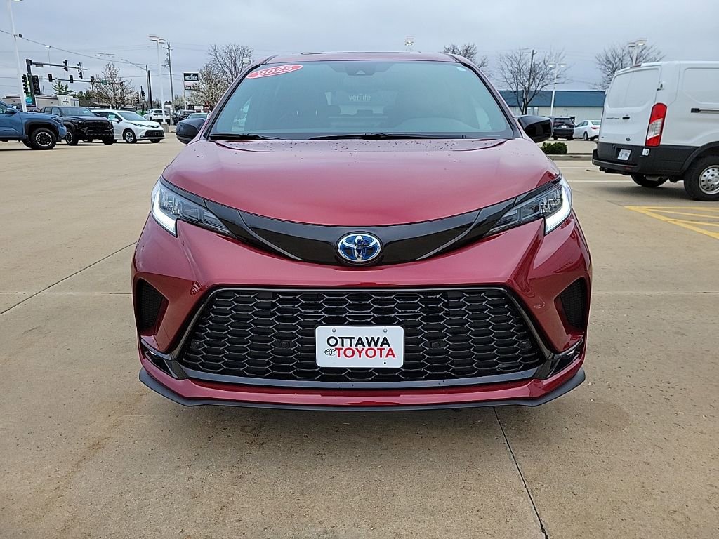 Used 2025 Toyota Sienna XSE image 4