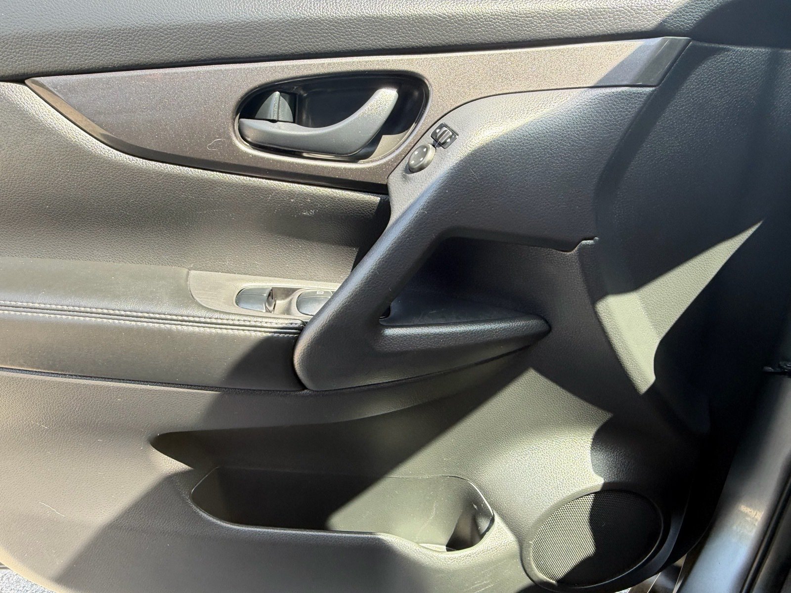 Used 2020 Nissan Rogue S FWD image 31