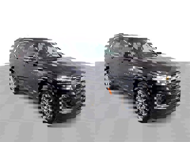 Used 2023 Chevrolet Traverse LT image 2