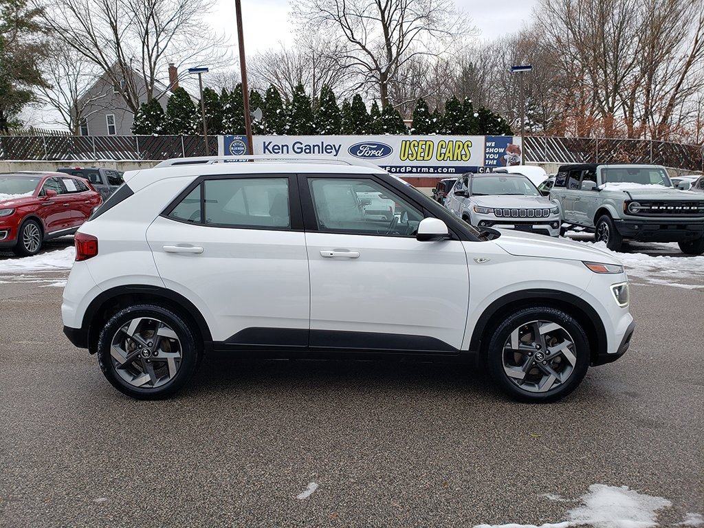 Used 2020 Hyundai Venue SEL w/ Convenience + Premium Package image 4