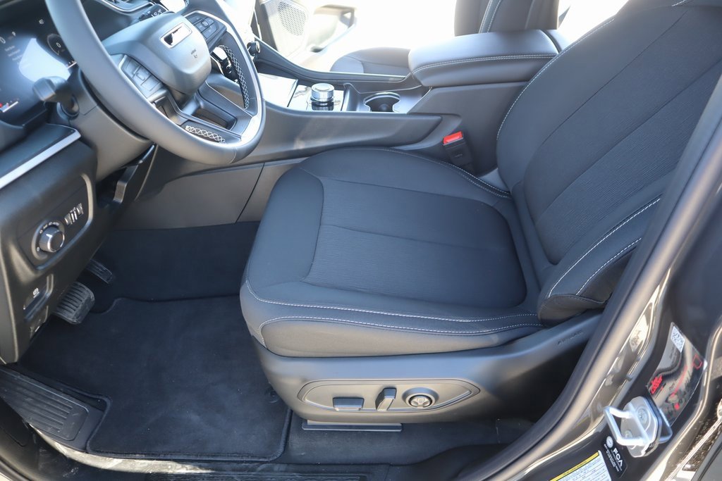 New 2025 Jeep Grand Cherokee L Laredo image 9