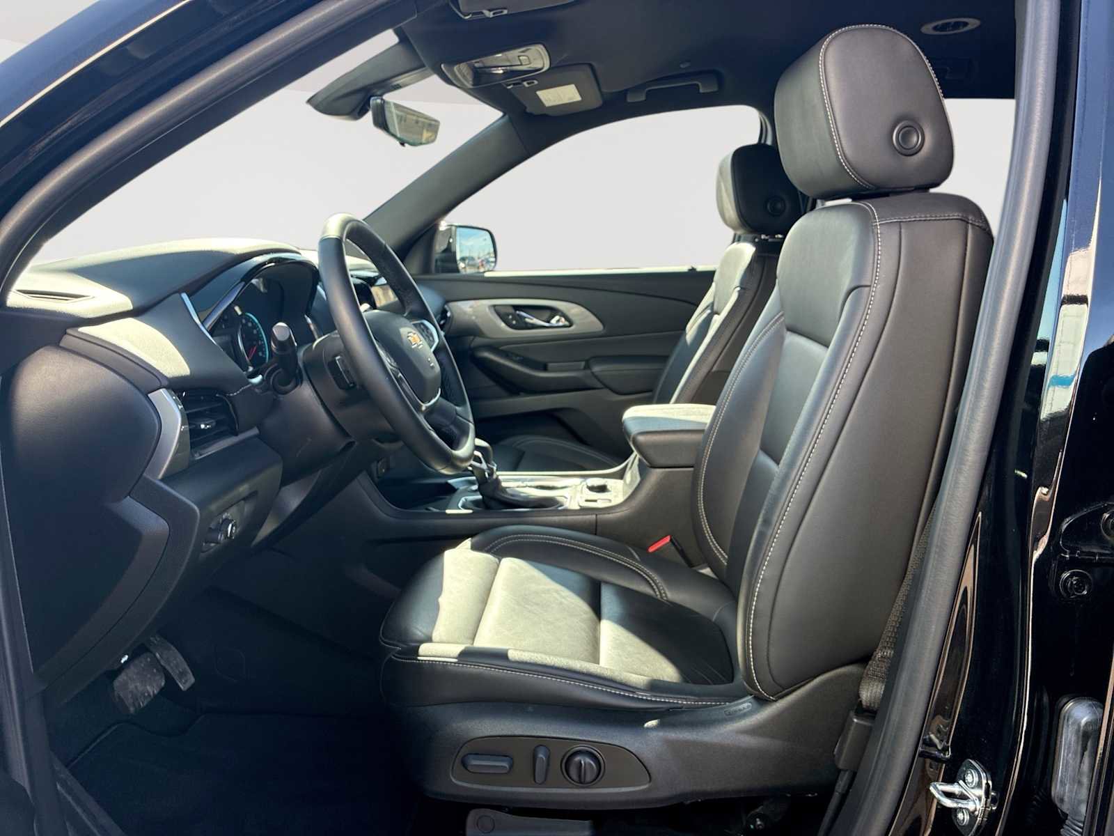 Certified 2023 Chevrolet Traverse LT w/ Rear Camera Mirror Package image 18