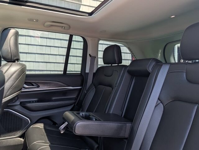Used 2024 Jeep Grand Cherokee Limited w/ Black Appearance Package AWD/4WD image 18
