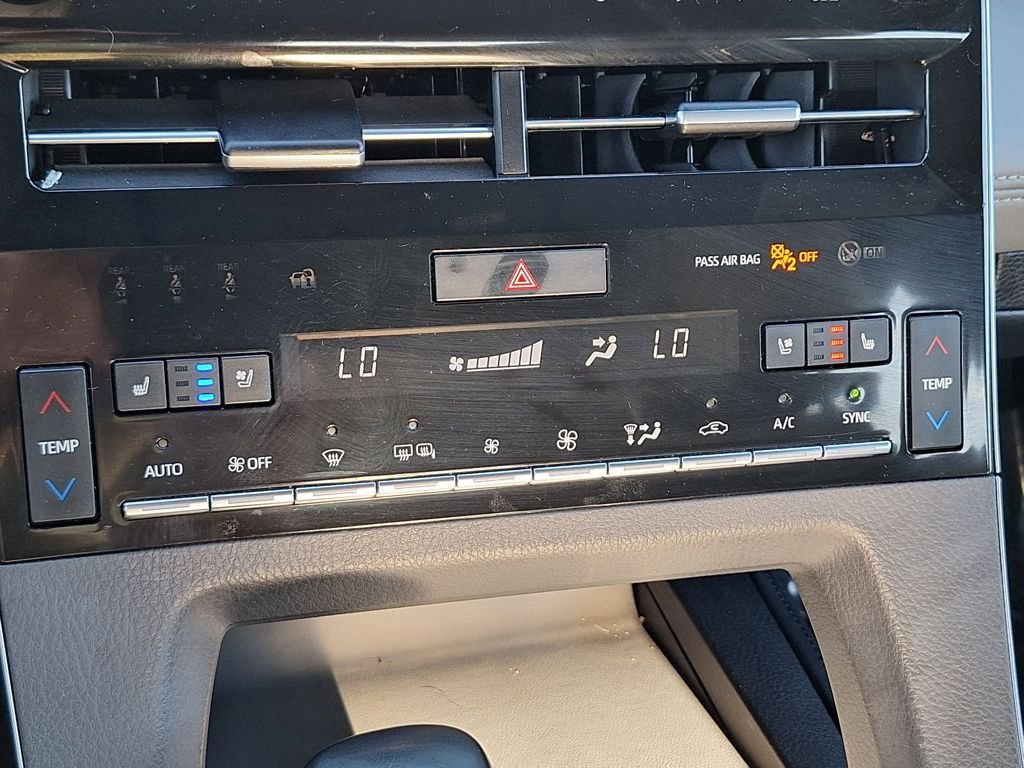 Used 2019 Toyota Avalon Limited image 25