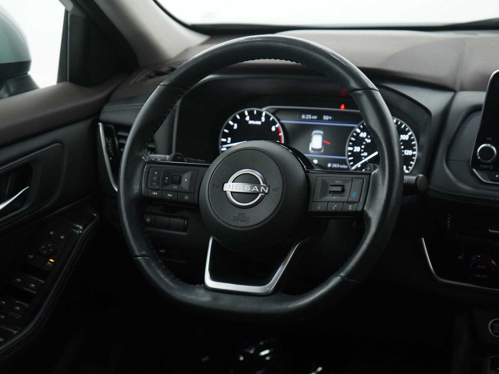 Used 2023 Nissan Rogue SV w/ SV Premium Package image 14