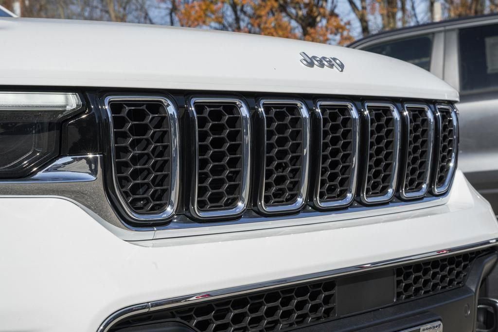 New 2025 Jeep Grand Cherokee Overland w/ Luxury Tech Group IV AWD/4WD image 12