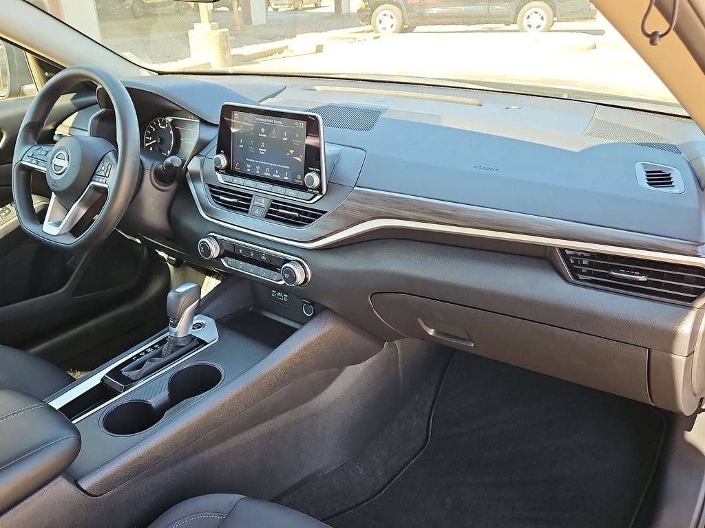 Used 2025 Nissan Altima 2.5 SV FWD image 32