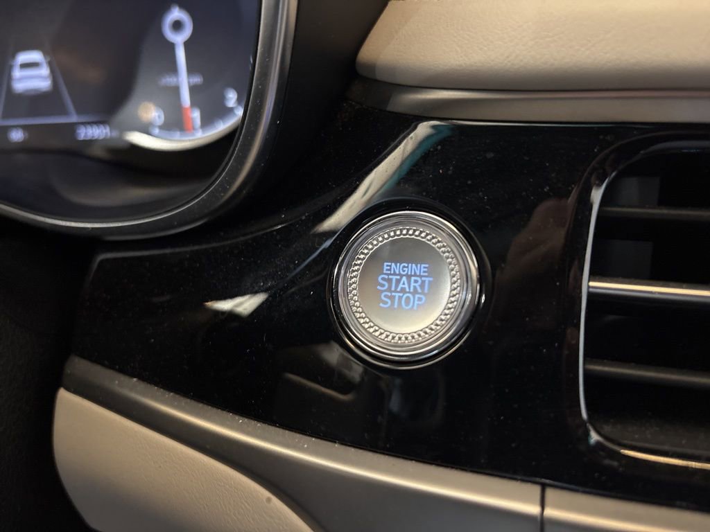 Used 2025 Genesis G70 2.5T image 31