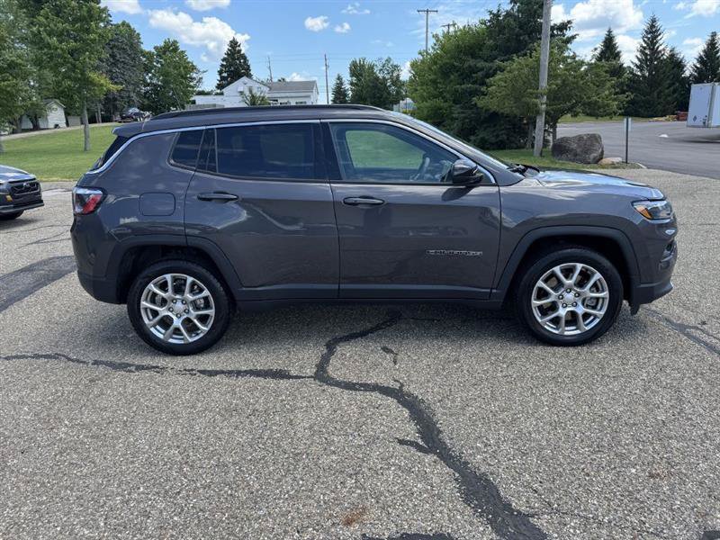 Used 2024 Jeep Compass Latitude AWD/4WD image 4