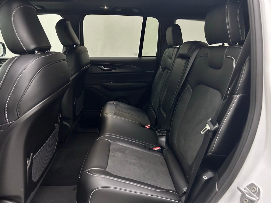 New 2025 Jeep Grand Cherokee Altitude image 14