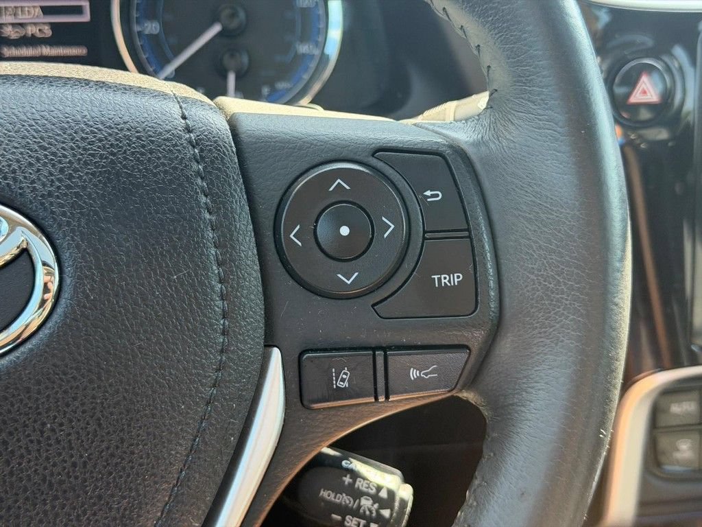 Used 2017 Toyota Corolla SE w/ SE Premium Package FWD image 19