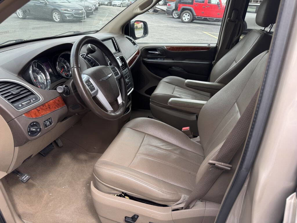 Used 2014 Chrysler Town & Country Touring-L FWD image 12