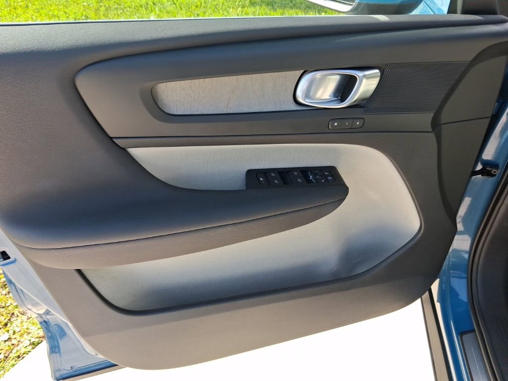 Used 2023 Volvo XC40 B5 Plus image 15