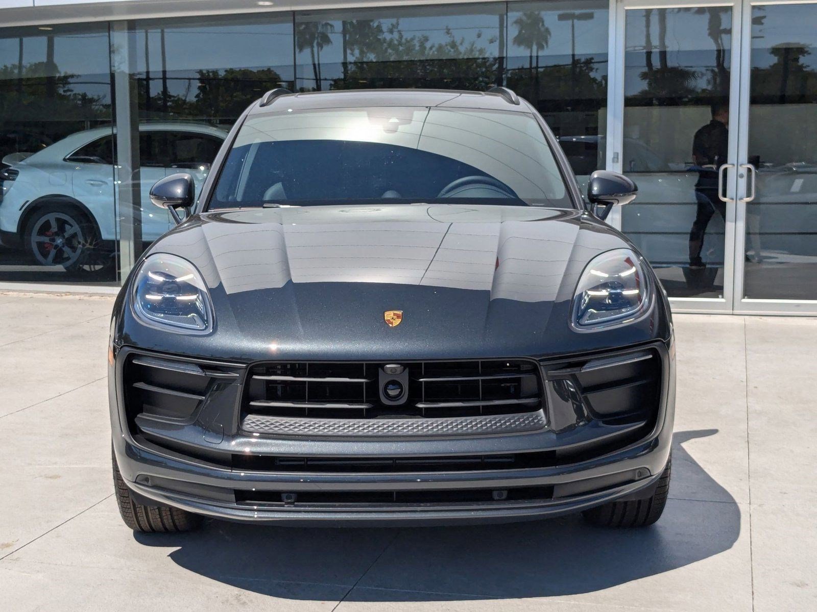 Certified 2025 Porsche Macan image 6