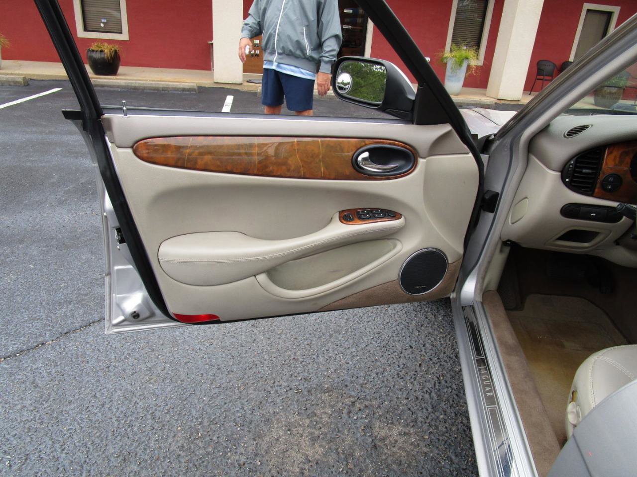 Used 2001 Jaguar XJ8 image 14