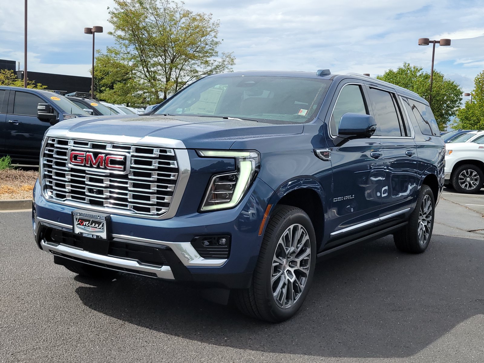 New 2026 GMC Yukon XL Denali w/ Denali Reserve Package AWD/4WD image 4