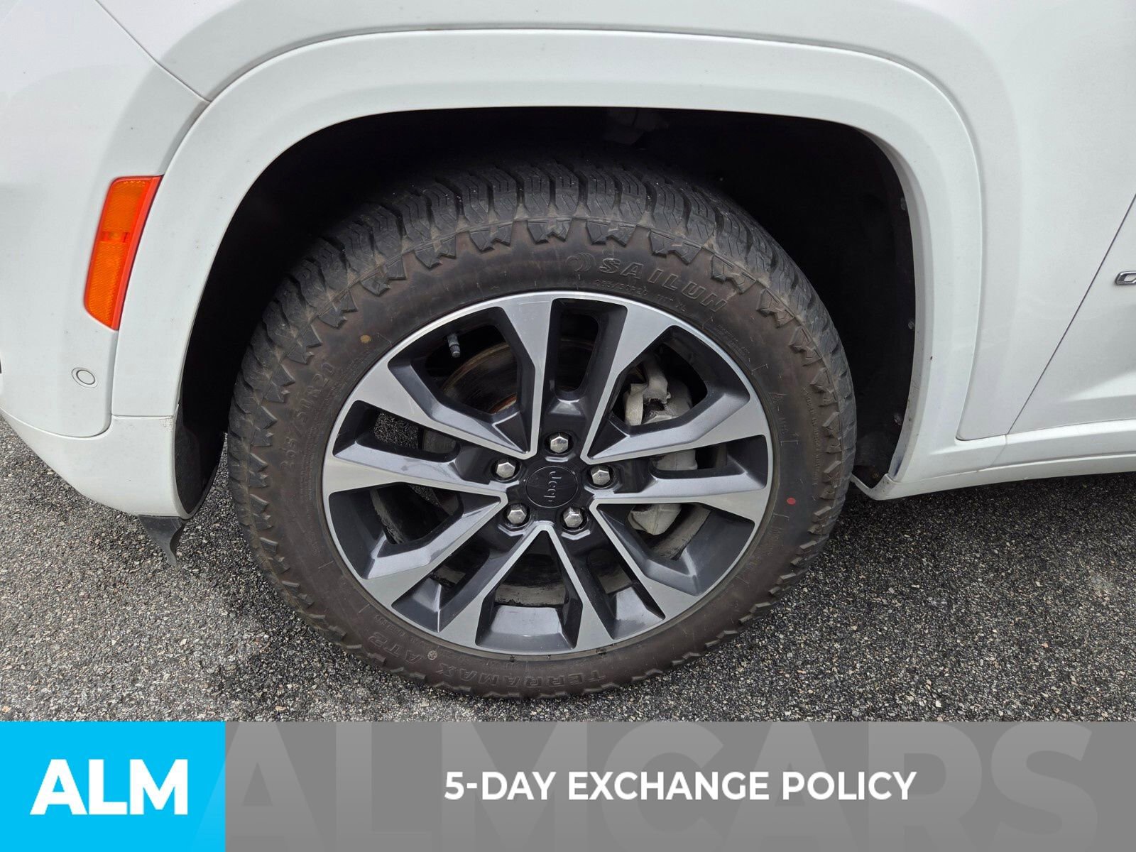 Used 2023 Jeep Grand Cherokee Overland AWD/4WD image 4