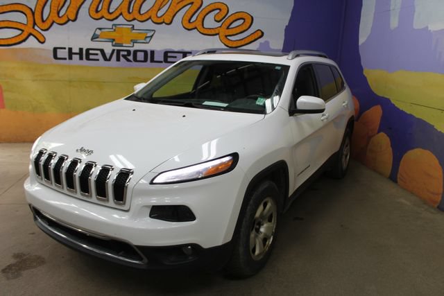 Used 2017 Jeep Cherokee Limited w/ Luxury Group AWD/4WD image 4