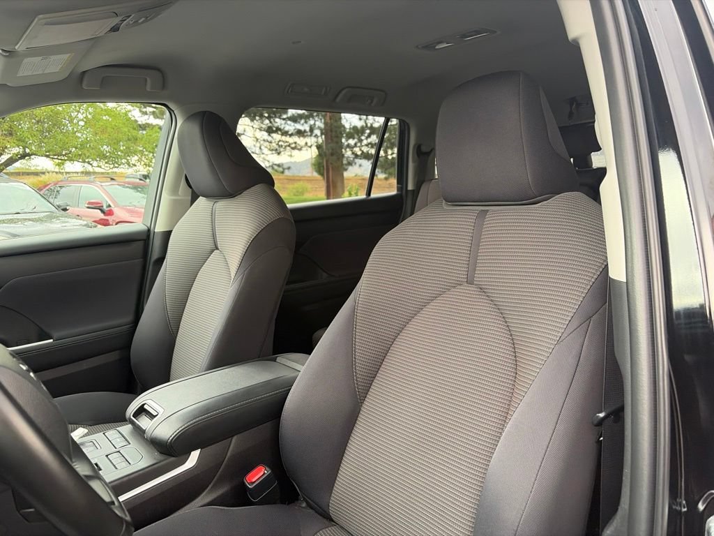 Used 2022 Toyota Highlander LE AWD/4WD image 28