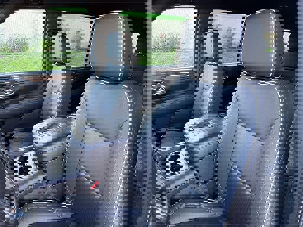 Used 2023 Chevrolet Suburban Premier image 28