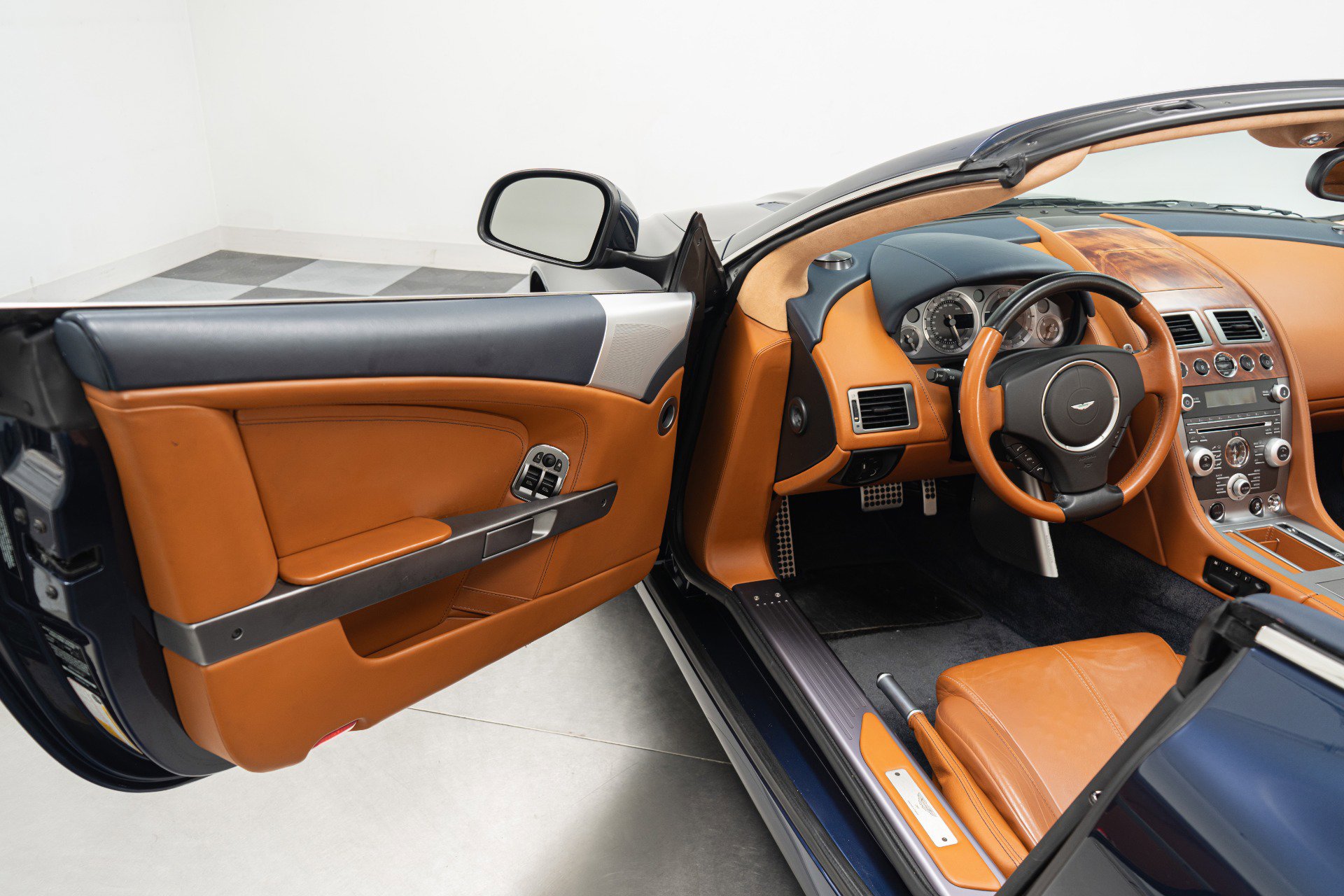 Used 2011 Aston Martin DB9 Volante RWD image 23