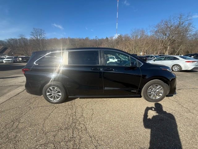 Used 2021 Toyota Sienna LE image 5