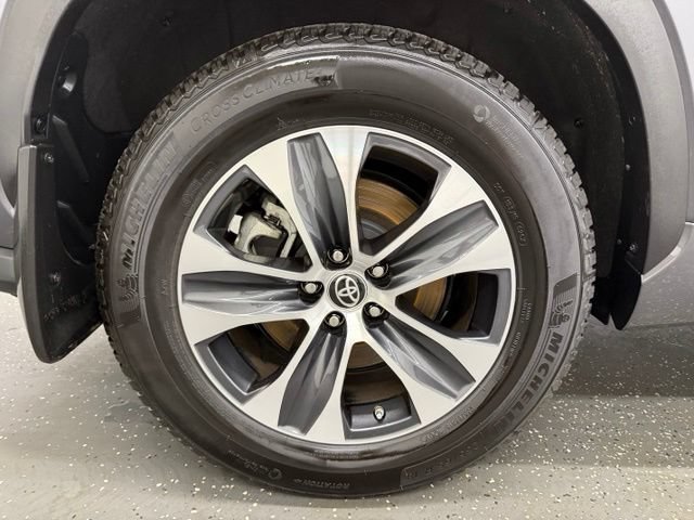 Used 2023 Toyota Highlander XLE AWD/4WD image 21
