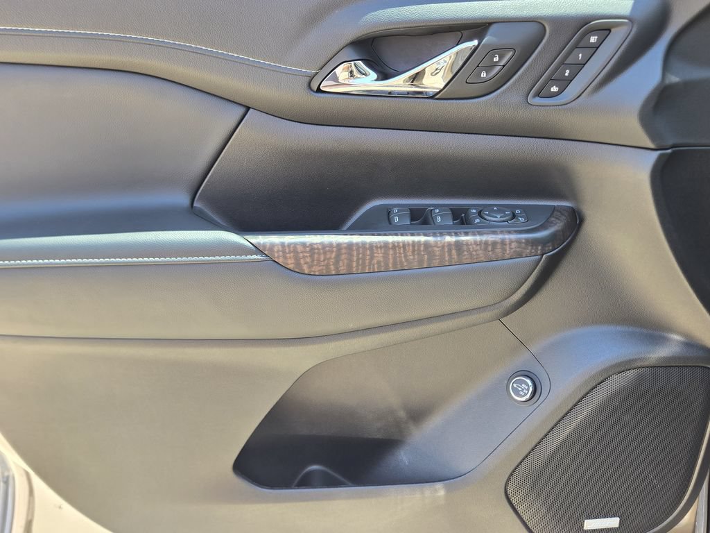 Used 2023 GMC Acadia Denali w/ Denali Technology Package FWD image 16