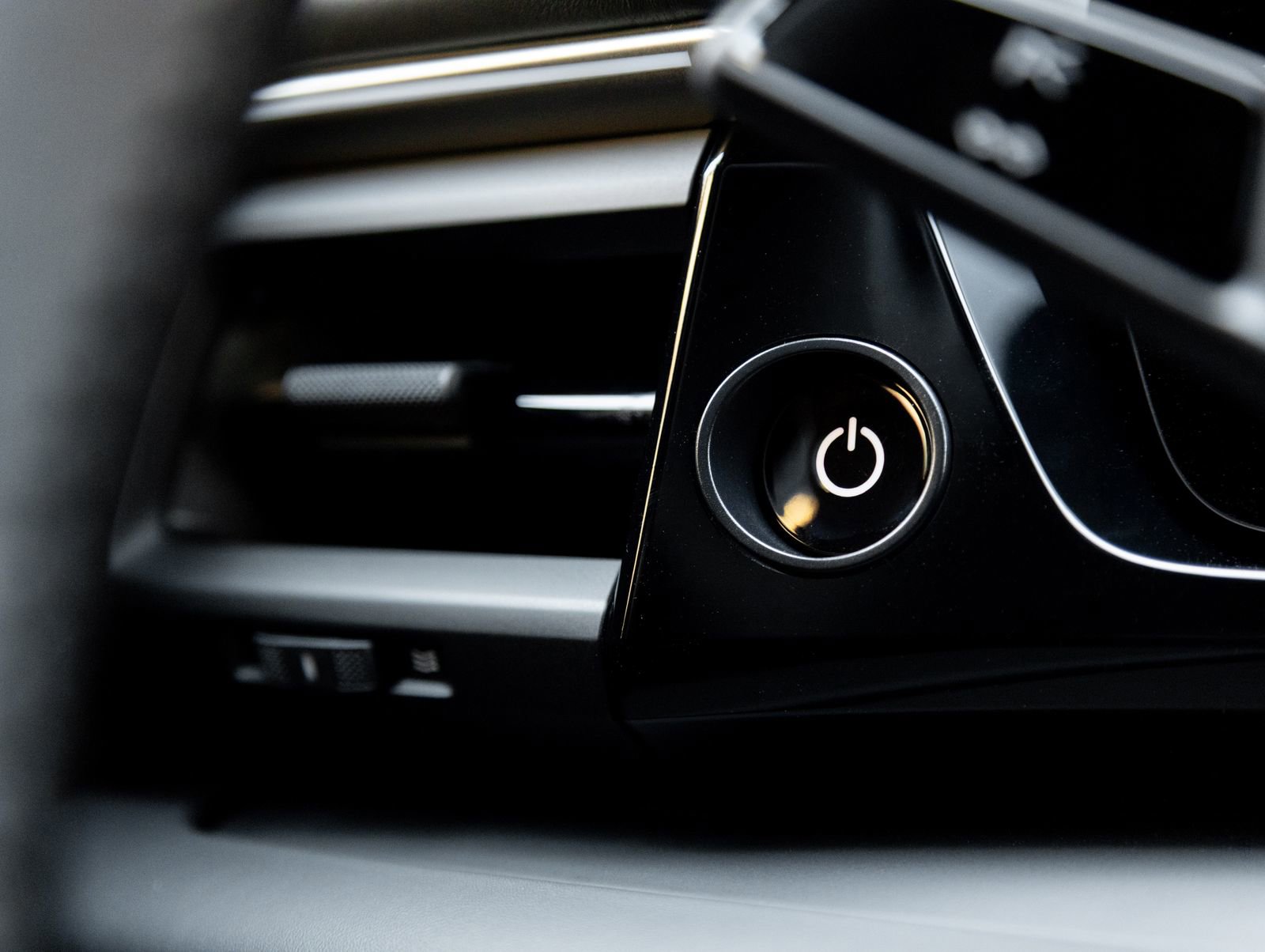 Certified 2026 Porsche Macan 4 Electric AWD/4WD image 17