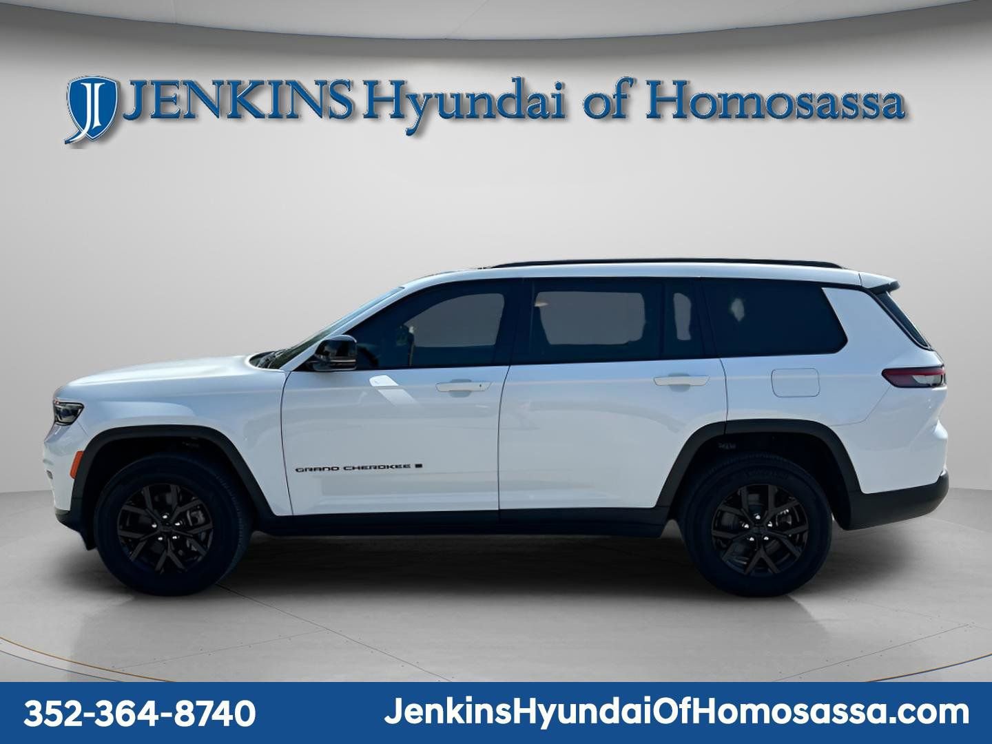 Used 2024 Jeep Grand Cherokee L Altitude RWD image 4