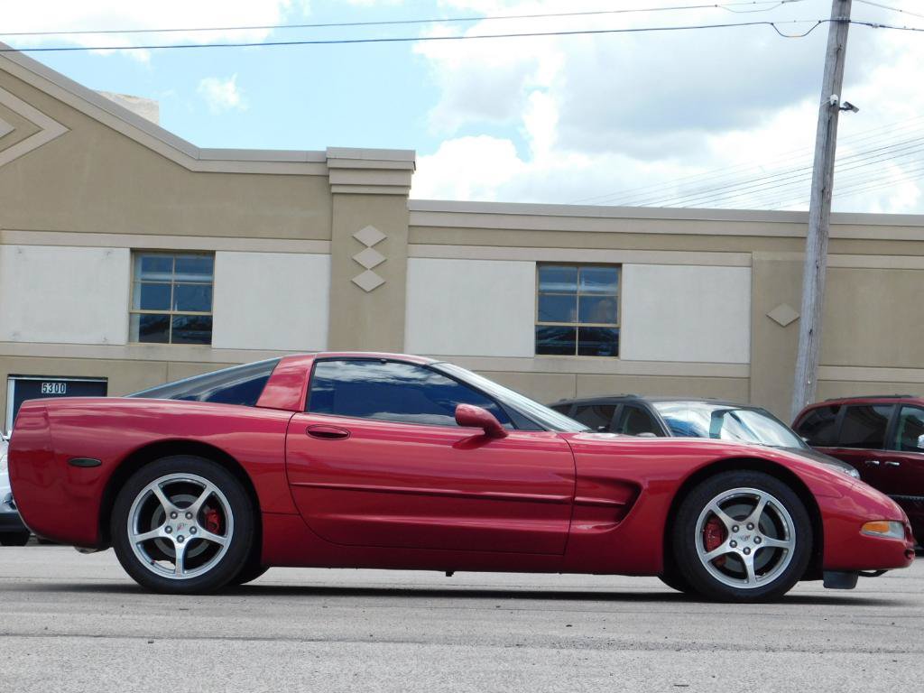 Used 2004 Chevrolet Corvette Coupe w/ Roof Package RWD image 6