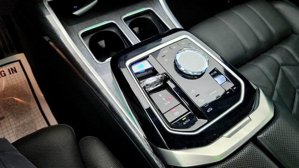 Used 2023 BMW i7 xDrive60 AWD/4WD image 15