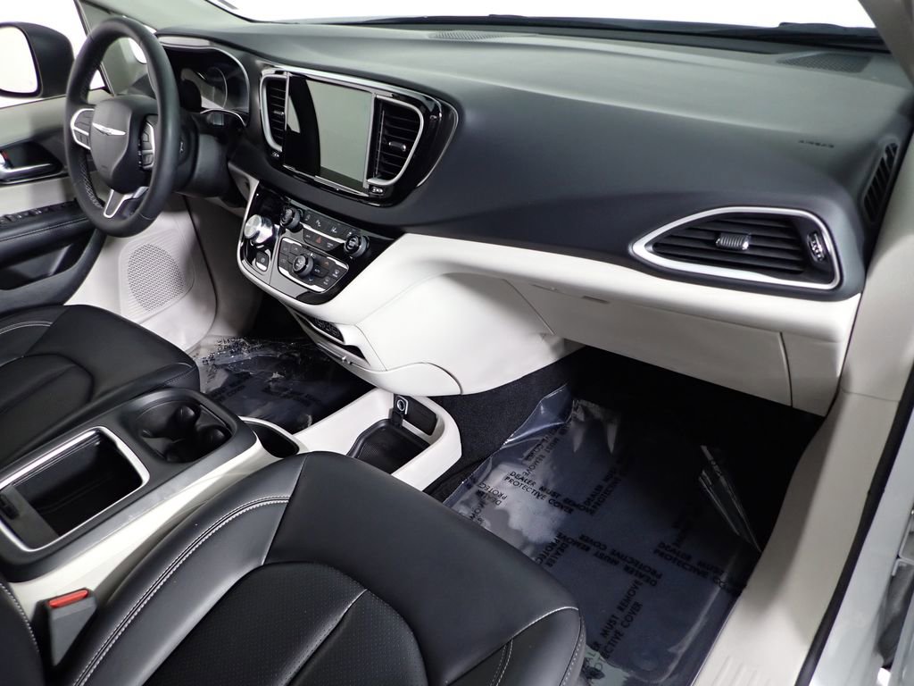 Used 2023 Chrysler Pacifica Touring-L FWD image 46