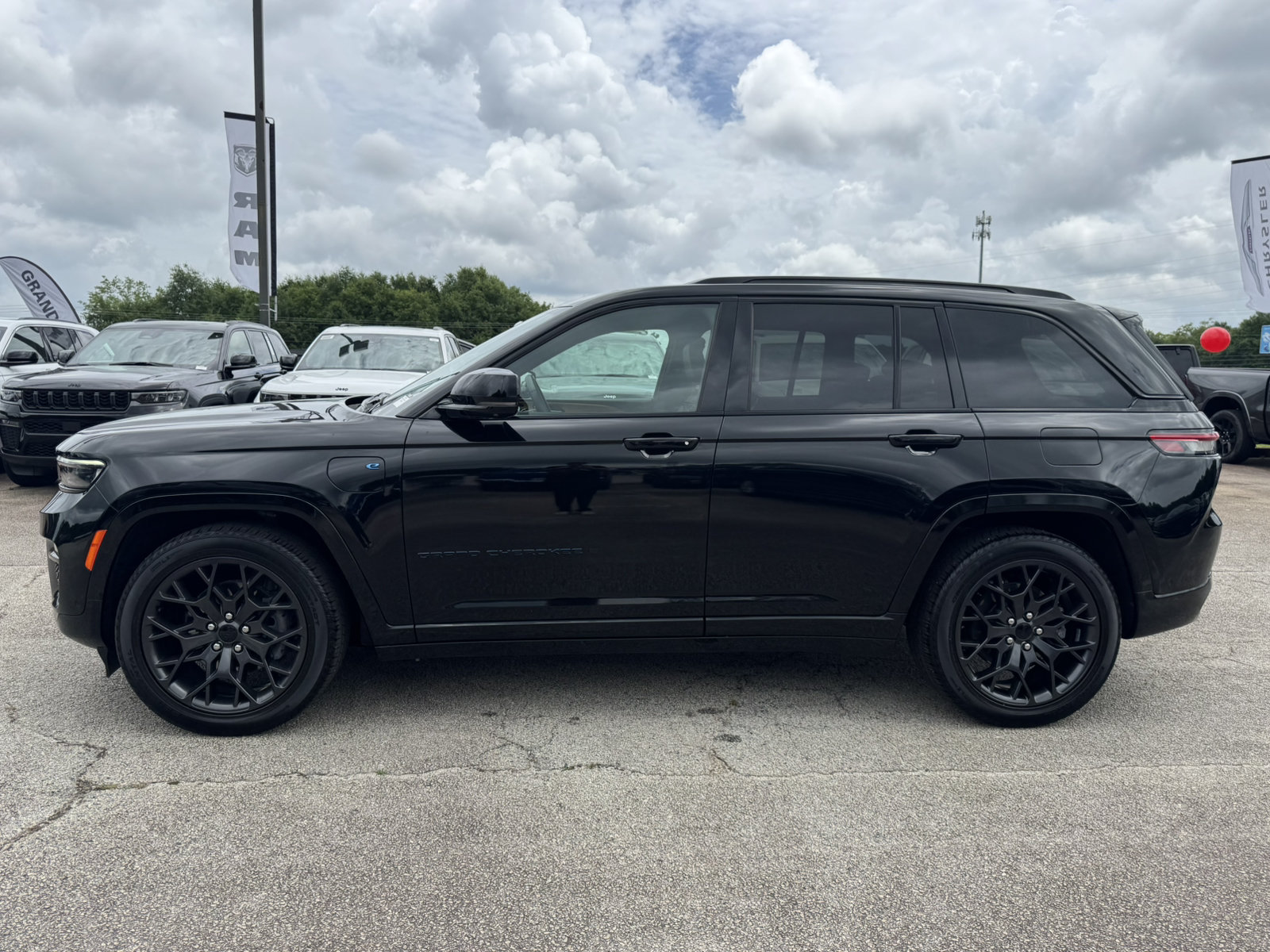Used 2024 Jeep Grand Cherokee Summit AWD/4WD image 8