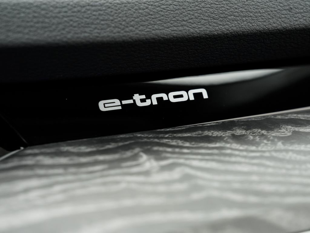 Used 2023 Audi e-tron Premium Plus w/ Premium Plus Package AWD/4WD image 18