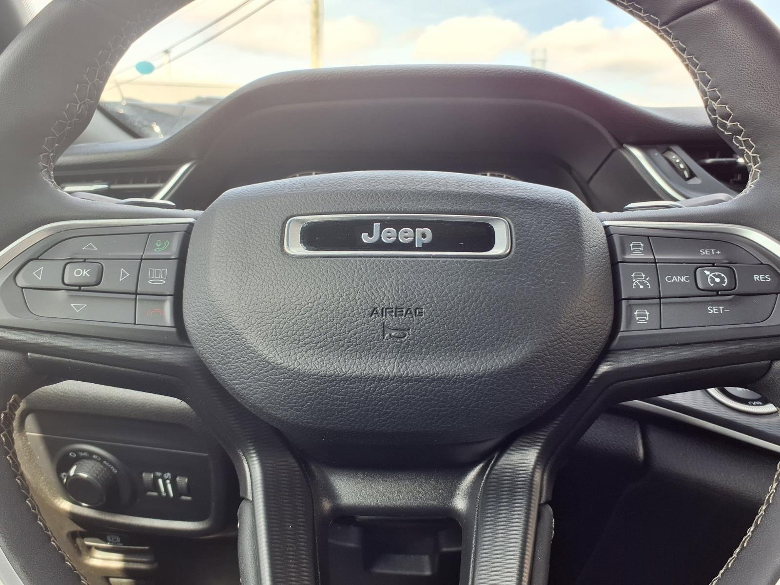 Used 2023 Jeep Grand Cherokee L Laredo image 15