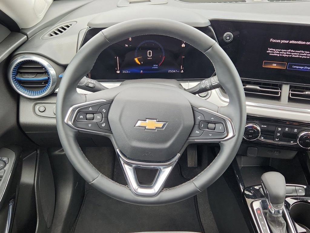 Used 2025 Chevrolet Trax LT w/ LT Convenience Package image 12