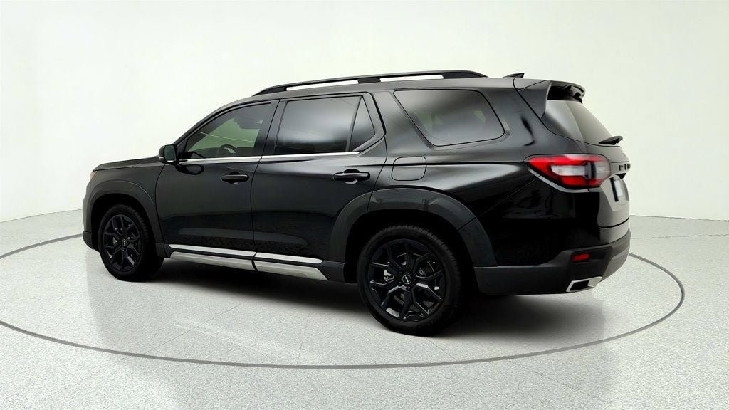 Used 2025 Honda Pilot Touring image 7