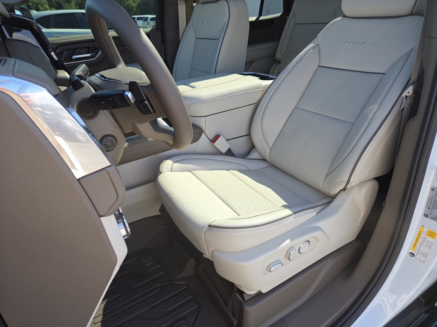 New 2026 GMC Yukon Denali w/ Denali Reserve Package AWD/4WD image 32