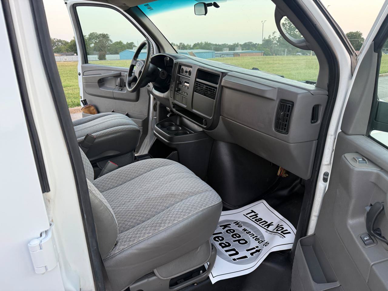 Used 2004 Chevrolet Express 1500 Passenger RWD image 11
