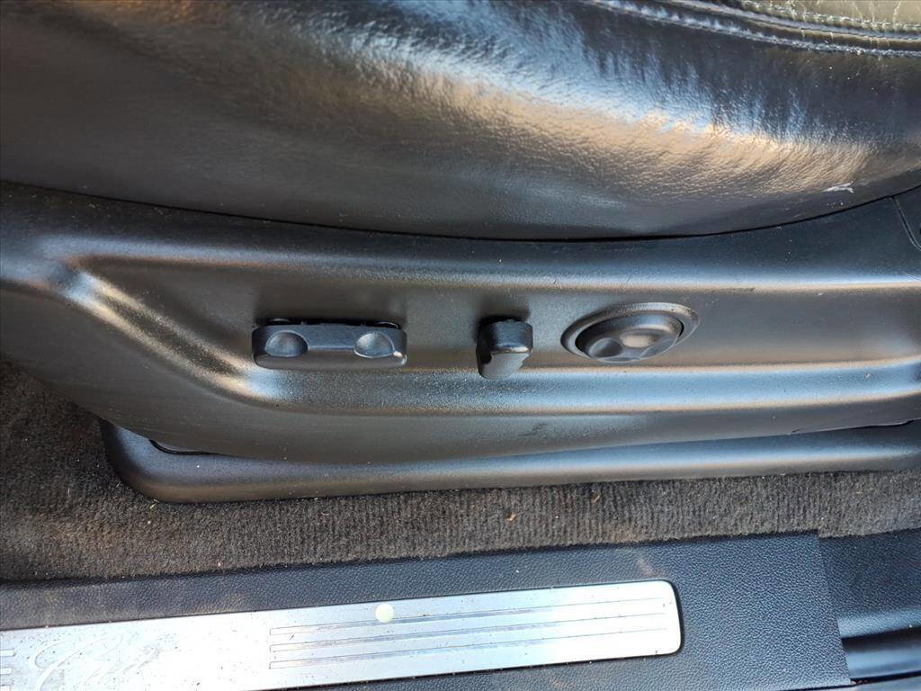 Used 2011 Cadillac Escalade AWD image 19