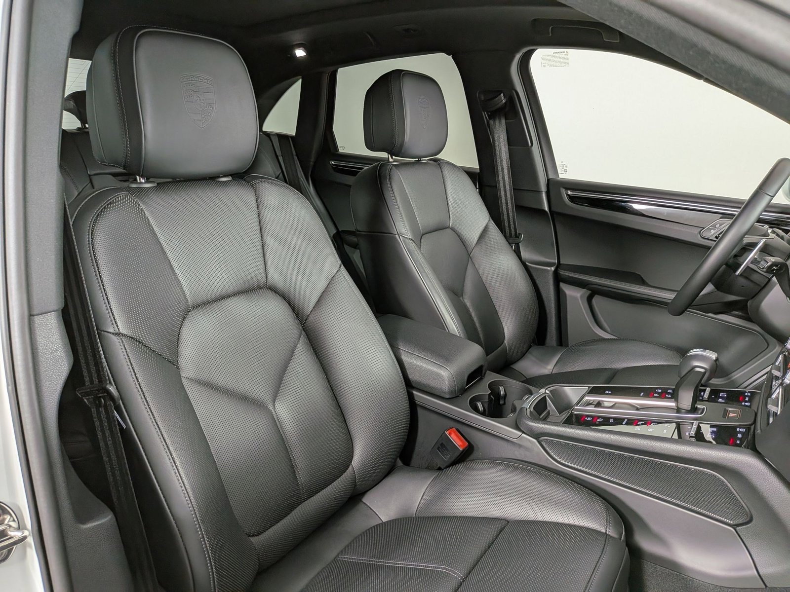 Certified 2025 Porsche Macan AWD/4WD image 17