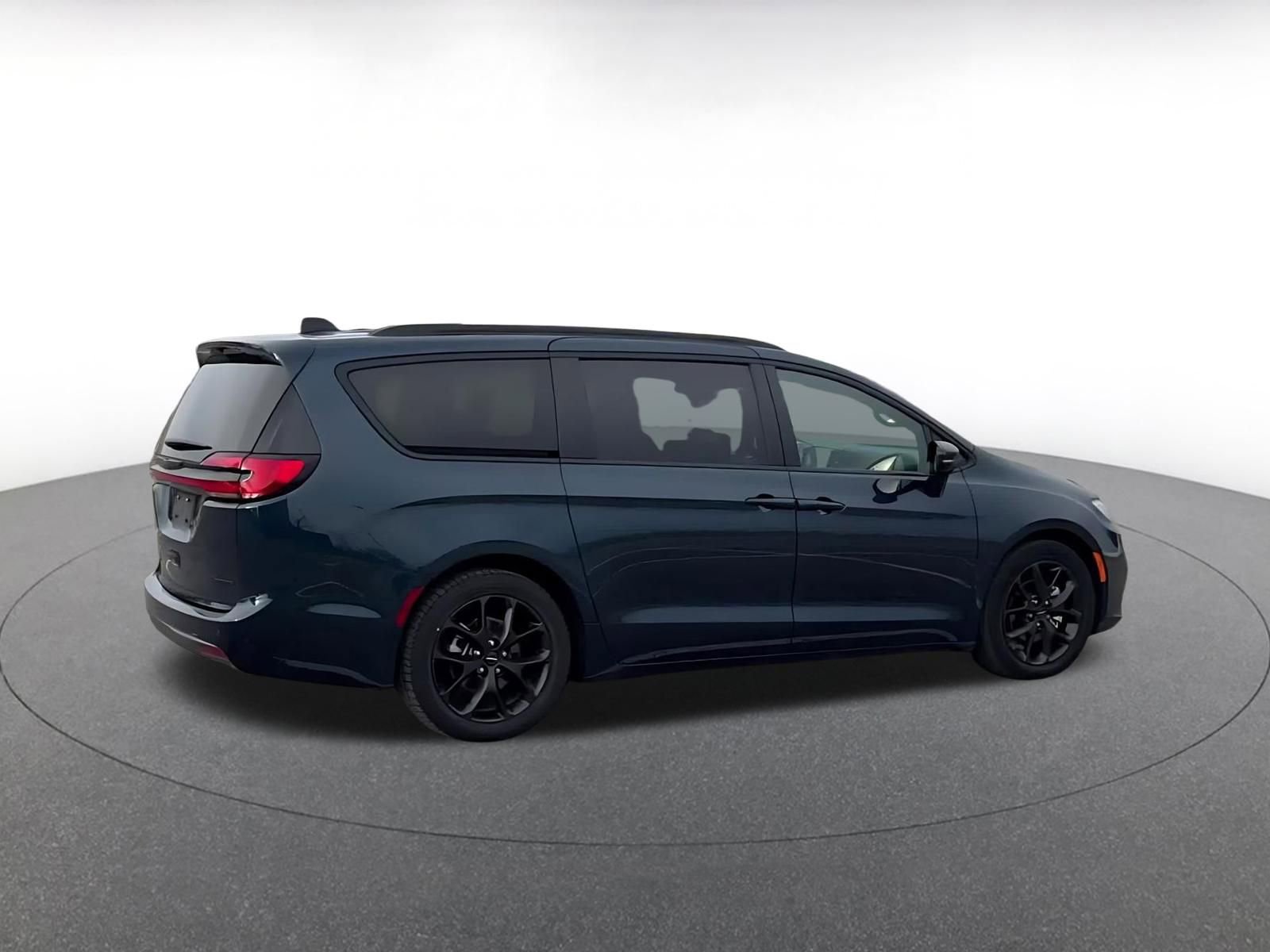 Used 2025 Chrysler Pacifica Limited FWD image 15