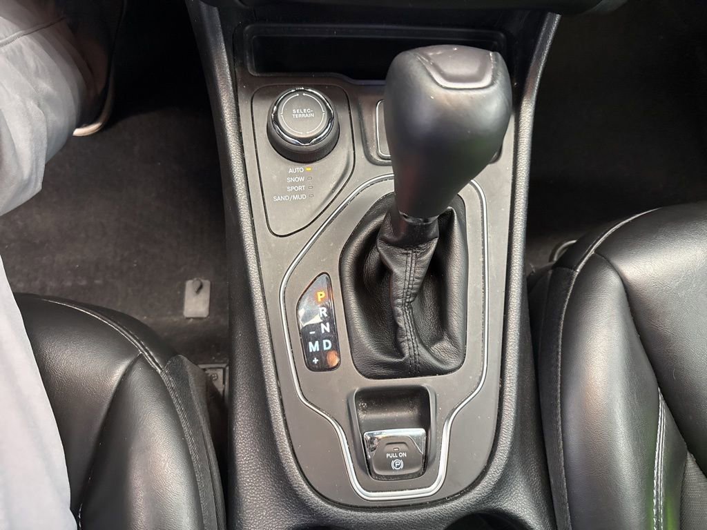 Used 2019 Jeep Cherokee Latitude Plus AWD/4WD image 15