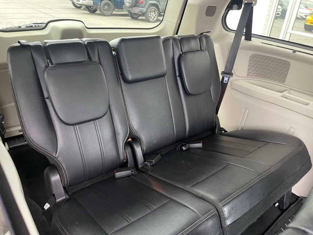 Used 2013 Chrysler Town & Country Touring-L w/ Driver Convenience Group FWD image 14